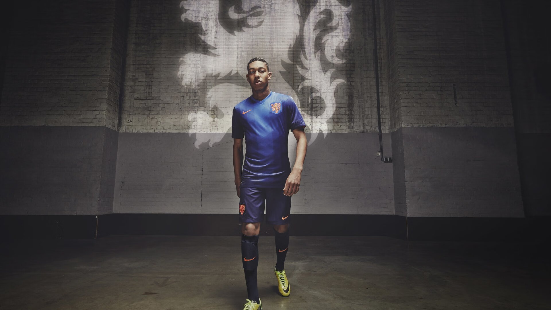 开云在线直播-英超比赛中通过语言声调建模识别裁判指令的紧急等级，英超裁判数据